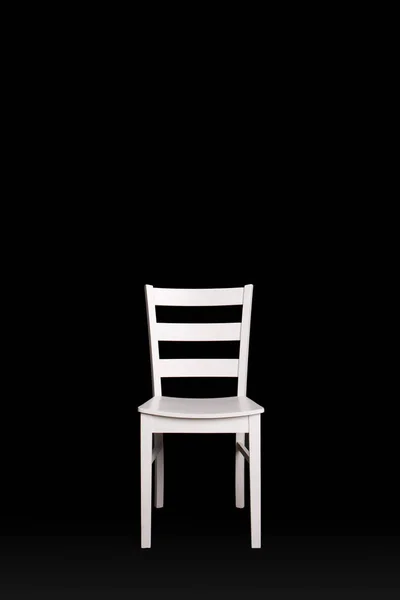 Modern vit stol på svart bakgrund. — Stockfoto