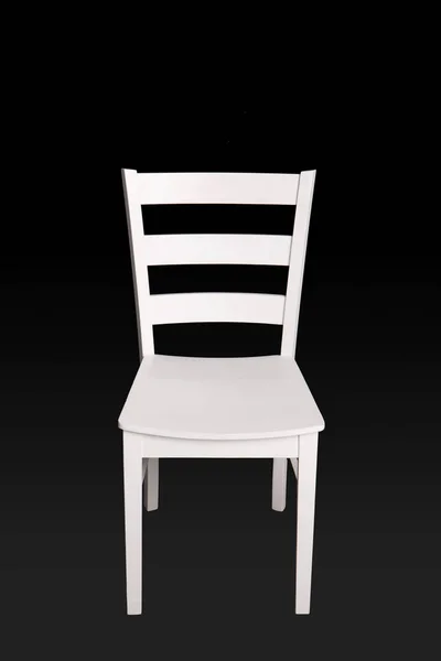 Moderner weißer Stuhl auf schwarzem Hintergrund. — Stockfoto