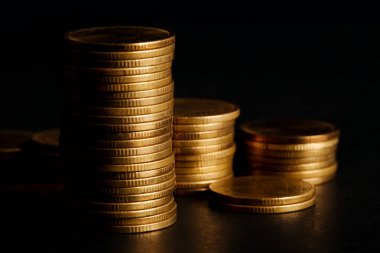 Siyah Arka Plan Üzerine Altın Sikke Yığını.