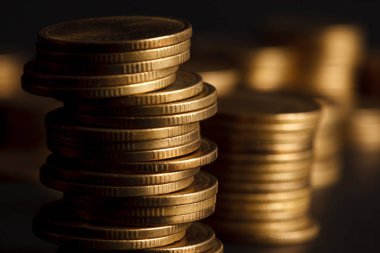 Siyah Arka Plan Üzerine Altın Sikke Yığını.