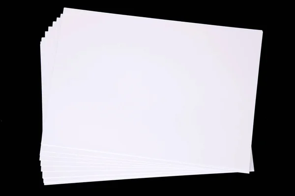 空白のメモ帳。黒い背景に空白の用紙。スペースのコピー — ストック写真