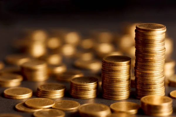 Siyah Arka Plan Üzerine Altın Sikke Yığını.