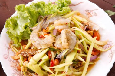 Sıcak ve baharatlı ekşi Tay Salataları. Karides ve Doğranmış Mango ile.