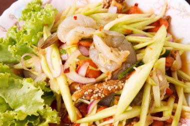 Sıcak ve baharatlı ekşi Tay Salataları. Karides ve Doğranmış Mango ile. Yakın çekim