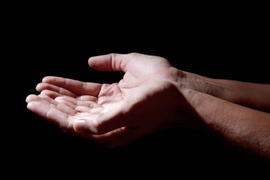 Adam dua pozisyonunda, gösterişsiz görüntüde. Yüksek Karşıtlık Kara Arkaplanda izole edildi.