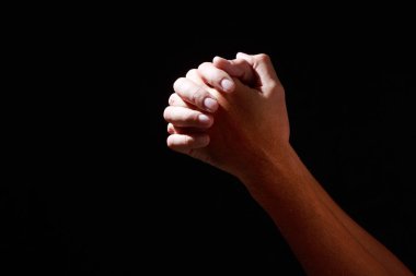 Adam dua pozisyonunda, gösterişsiz görüntüde. Yüksek Karşıtlık Kara Arkaplanda izole edildi. Boşluğu Kopyala.