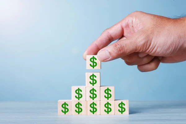 Yeşil Dolar İşareti ile ahşap kübik birikiyor. Mavi Ton. İş büyümesi başarı süreci. İş Konsepti Yukarı Trend.