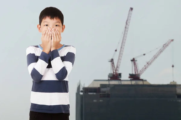 Азиатский Мальчик Одетый Защитную Маску Против Загрязнения Воздуха Указанием Вверх — стоковое фото