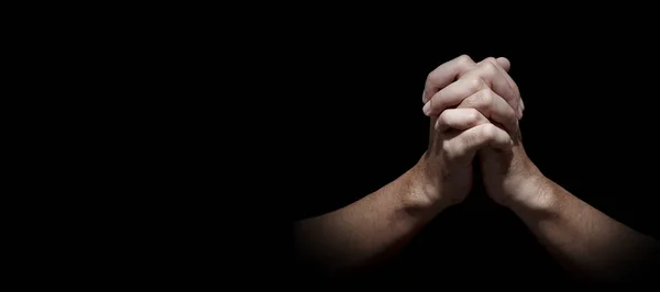 Adam dua pozisyonunda, gösterişsiz görüntüde. Yüksek Karşıtlık Kara Arkaplanda izole edildi. Boşluğu Kopyala.