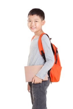 Sırt çantalı Asyalı çocuk beyaz arka planda izole edilmiş Full Body kitabını tutuyor. Cross Hand. Yarı Vücut.