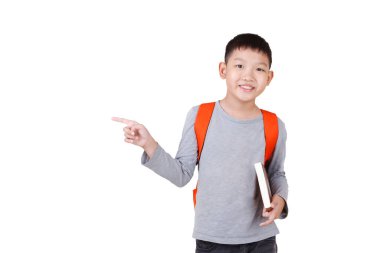 Sırt çantalı Asyalı çocuk beyaz arka planda izole edilmiş Full Body kitabını tutuyor. Fotokopi Aralığı.