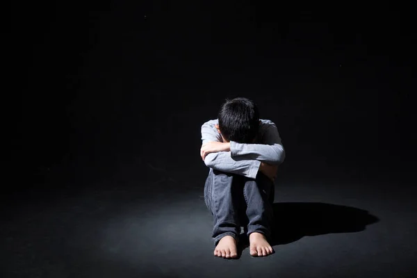 Asian Boy Sitting Floor Face Pada Lutut Isolated Black Background — Stok Foto