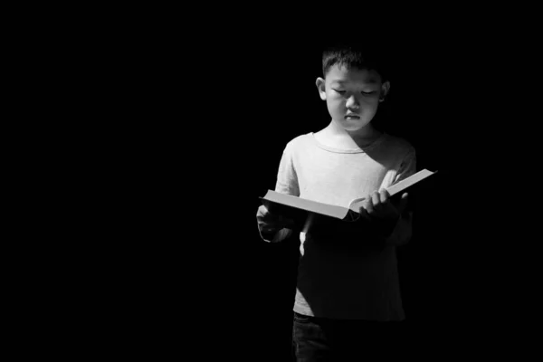 Молодой Милый Азиатский Мальчик Читает Книгу Стоя Черном Фоне Несчастное — стоковое фото