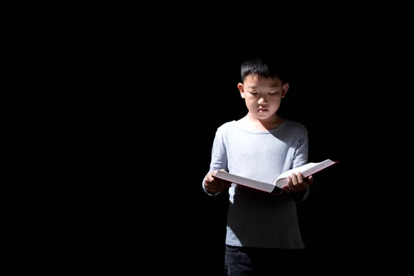 Ung Söt Asiatisk Pojke Läser Bok Stående Svart Bakgrund Olycklig — Stockfoto