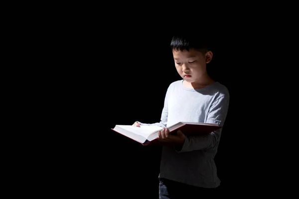 Ung Söt Asiatisk Pojke Läser Bok Stående Svart Bakgrund Olycklig — Stockfoto