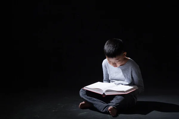 Молодой Милый Азиатский Мальчик Читает Книгу Сидя Черном Фоне Несчастливое — стоковое фото