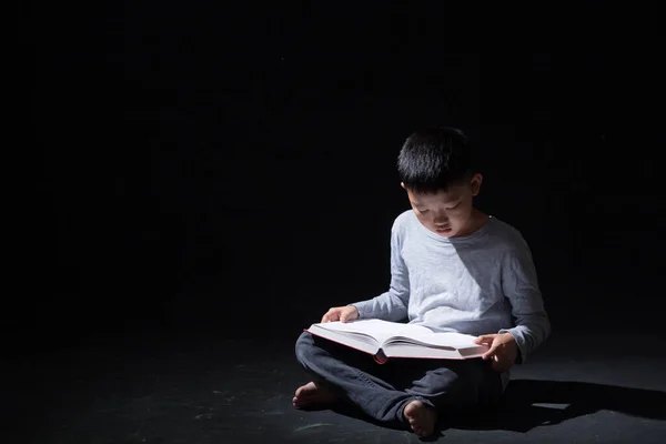 Ung Söt Asiatisk Pojke Läser Bok Sitter Svart Bakgrund Olycklig — Stockfoto