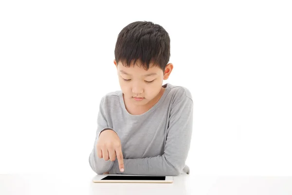 Азиатский Мальчик Помощью Планшетного Компьютера Изолированы Белом Фоне — стоковое фото