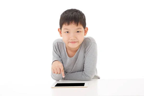 Азиатский Мальчик Использующий Планшетный Компьютер Изолирован Белом Фоне Посмотри Позу — стоковое фото