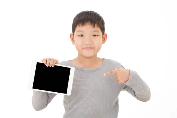 Маленький Азиатский Мальчик Держит Планшет Улыбающимся Лицом Белом Фоне Концепция — стоковое фото