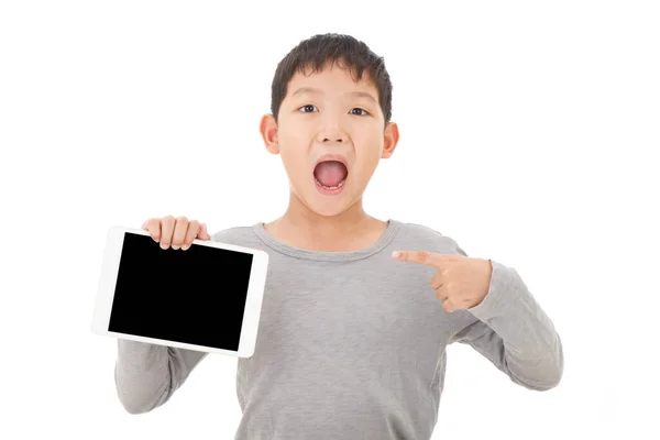 Pequeño Chico Asiático Sosteniendo Tableta Con Cara Sonriente Sobre Fondo —  Fotos de Stock
