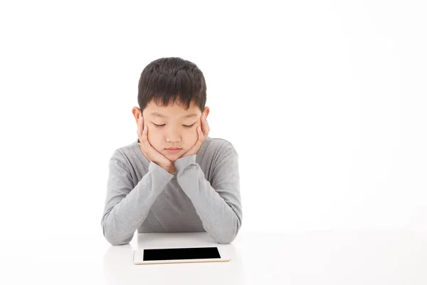 Азиатский Мальчик Помощью Планшетного Компьютера Изолированы Белом Фоне — стоковое фото