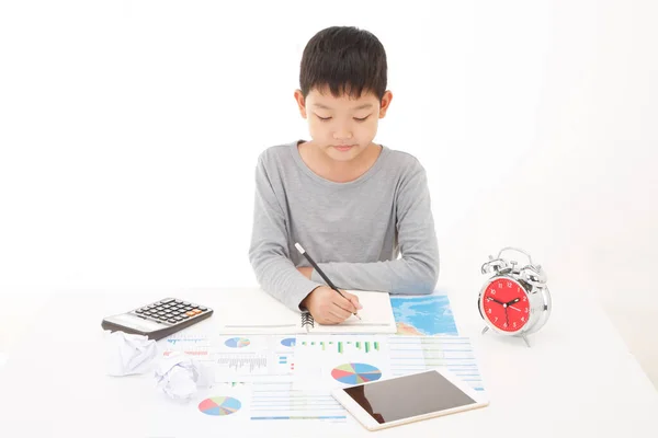 アジア系の少年は 白い背景に笑顔でノートに鉛筆書きを使用します 教育計画の考え方 — ストック写真