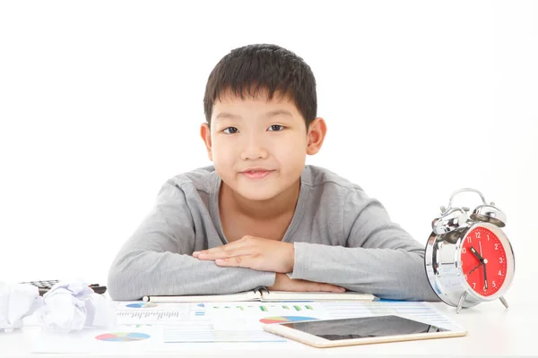 Piccolo Ragazzo Asiatico Sdraiato Sulla Scrivania Dello Studio Con Faccia — Foto Stock