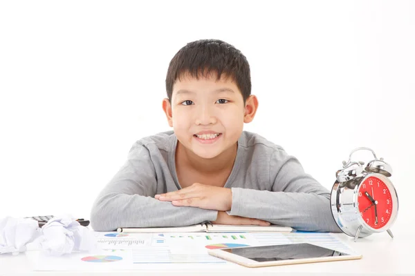 Piccolo Ragazzo Asiatico Sdraiato Sulla Scrivania Dello Studio Con Faccia — Foto Stock