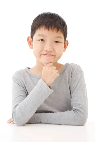 白い背景に孤立した幸せなかわいいアジアの男の子の肖像画 — ストック写真