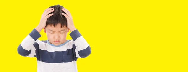 Азиатский Мальчик Чувствует Злость Стресс Одет Сине Серую Футболку Жёлтом — стоковое фото