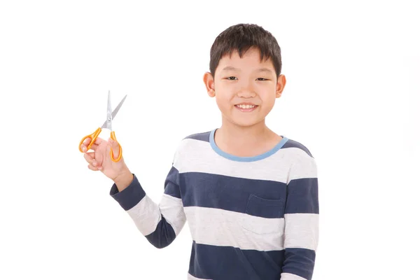 Glimlachen Aziatische Jongen Holding Schaar Geïsoleerd Witte Achtergrond — Stockfoto