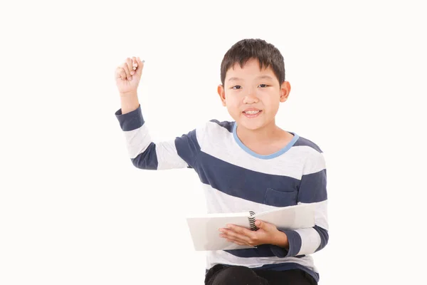 アジアの少年が白い背景に隔離された視覚的なボード上でアクションを書く — ストック写真