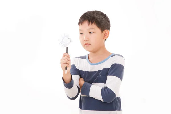 Asian Boy Tänkande Plan Luften Med Penceil Och Peper Roll — Stockfoto