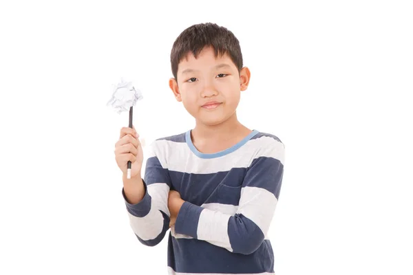 Asiatischer Junge Denkt Mit Bleistift Und Pfefferrolle Auf Weißem Hintergrund — Stockfoto