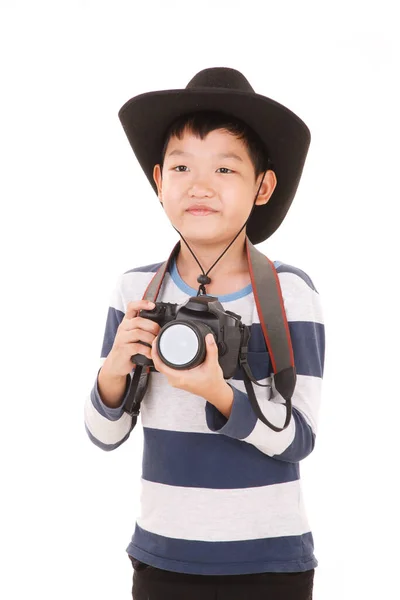 아시아인 소년은 카우보이 모자를 배경에 고립된 카메라를 — 스톡 사진