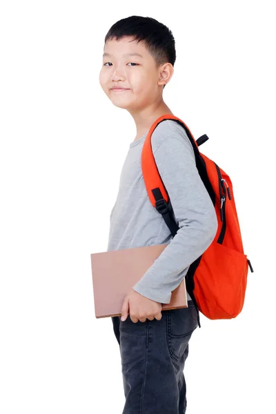 亚洲男校的孩子拿着一本背负背包的书 全身上下都是白色背景的 交叉手 半身躯 — 图库照片