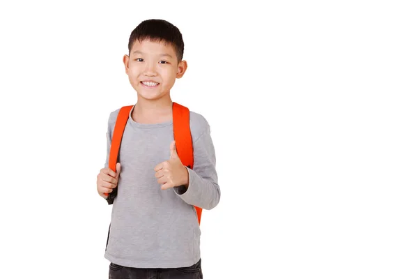亚洲男校的孩子拿着一本背负背包的书 全身上下都是白色背景的 启动复制空间 Space — 图库照片