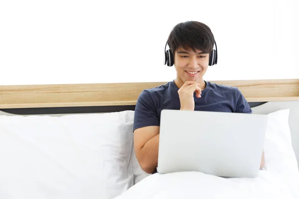 Hombre Feliz Usando Ordenador Portátil Comprobando Buenas Noticias Dormitorio Espacio — Foto de Stock