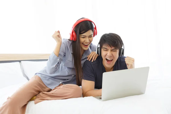 Young Asian Lovely Couple While Using Laptop Computer Checking Happy — Stock Photo, Image