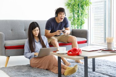 Evde video oyunu oynayan heyecanlı erkek arkadaşına bakmaktan sıkılmıştım..