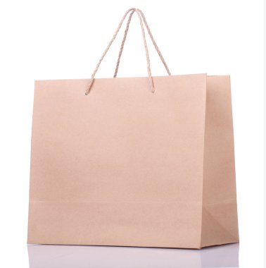 Kağıt alışverişi torbaları beyazların arka bahçesinde izole edildi. 45 Derece Görünümü.