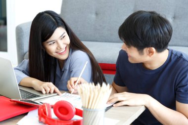 Video görüşmesi yapan iki genç iş adamının ön görüntüsü. Messing Table 'da online iş yapıyorum. Evden Çalışma Konsepti.