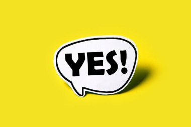 Evet, beyaz kağıttaki konuşma balonu. Sarı arka planda gölgesi olan izole edilmiş..