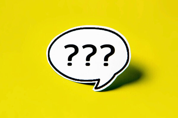 Три вопроса знак речи пузырь на белой бумаге изолированы на желтом фоне бумаги с каплей тени.