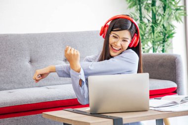 Genç Sevimli Kadın, 