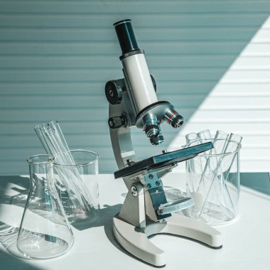 Mikroskop Test Tüpü Beaker ve Erlenmeyer Matarası 'nın silueti pencerelerin yan tarafında.. 