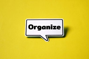 Beyaz kağıtta konuşma baloncuğu düzenle. Sarı kağıtta gölgesi olan izole edilmiş..