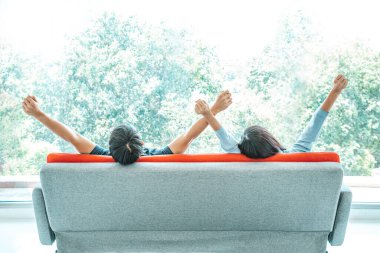 Sevimli bir çiftin, yeşil açık hava parkı manzaralı kırmızı koltukta rahat ve rahat oturuşunun arka görüntüsü. Tatil günü. Kopyalama Aralığı.