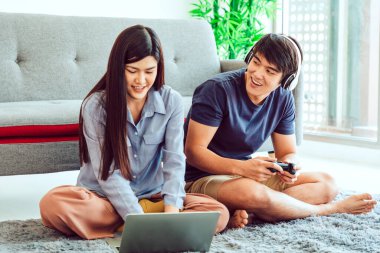 Heyecanlı erkek arkadaşının yanında çalışan kız arkadaşı evde video oyunları oynuyor..